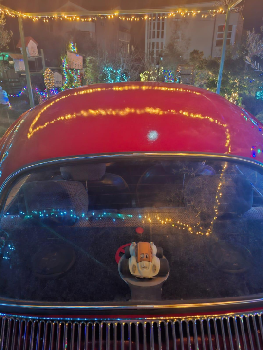 Obnovljena Buba atrakcija blagdanski uređenog dvorišta obitelji Vlahov na Srimi