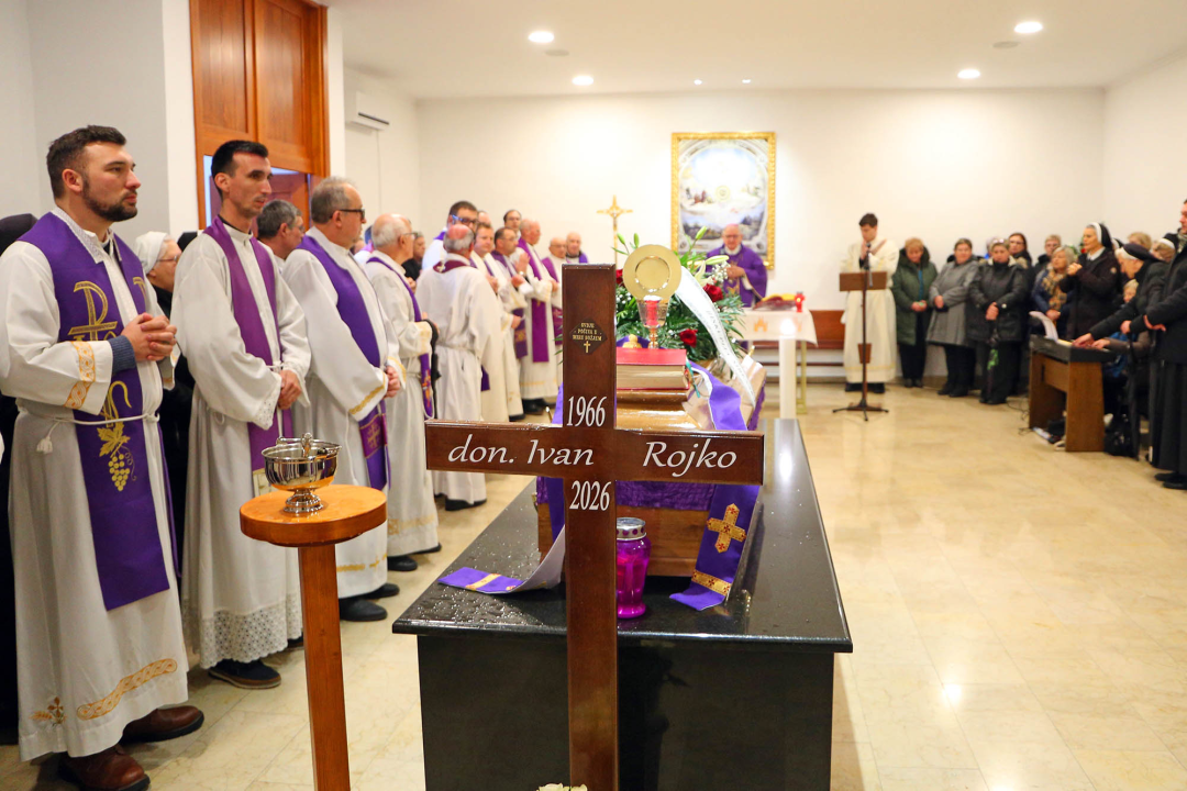 Don Ivan Rojko pokopan u svećeničku grobnicu na Gradskom groblju Kvanj