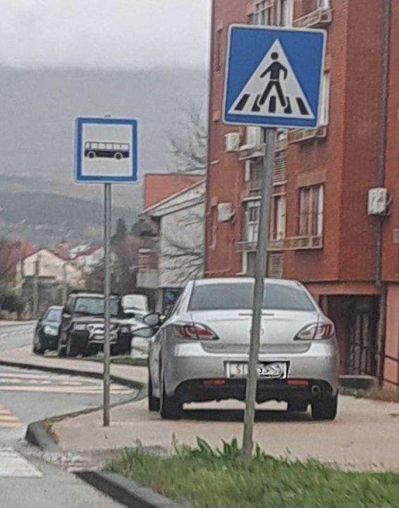 Problemi s parkiranjem na nogostupu svugdje, pa i u Kninu: 'To je sramota'