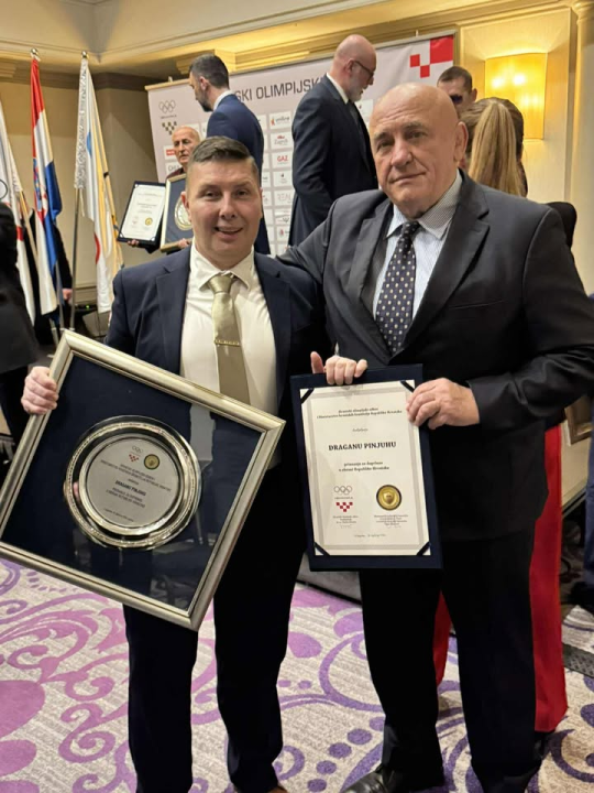 Priznanje kninskom treneru Draganu Pinjuhu za doprinos u obrani Hrvatske: Iz ratnih rana do sportskih pobjeda