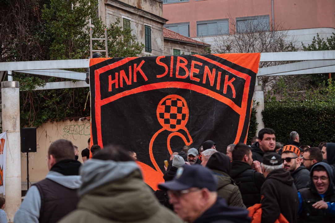 FOTO Funcuti ispred Grada odbili prihvatiti gašenje Šibenika: 'Šta će nam rotori kad nam odu dica?'