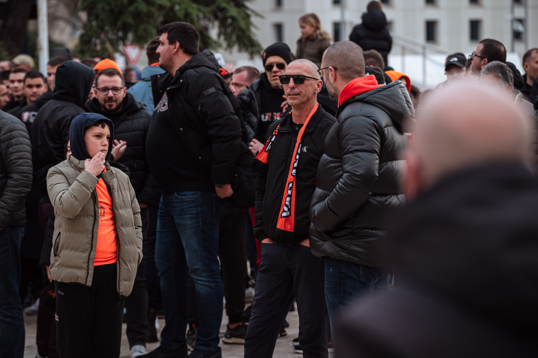 FOTO Funcuti ispred Grada odbili prihvatiti gašenje Šibenika: 'Šta će nam rotori kad nam odu dica?'