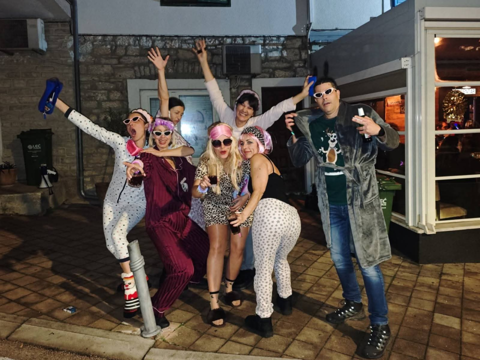 Cilo selo u pidžamama: Vodički pokladi počeli velikim partijem za sve generacije