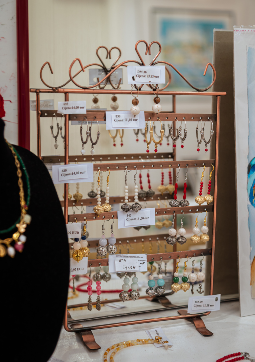 FOTO Otkrijte novu keramiku, odlične popuste na modne kolekcije i pogodnosti Silver kartice u Galeriji Juraj Dalmatinac!