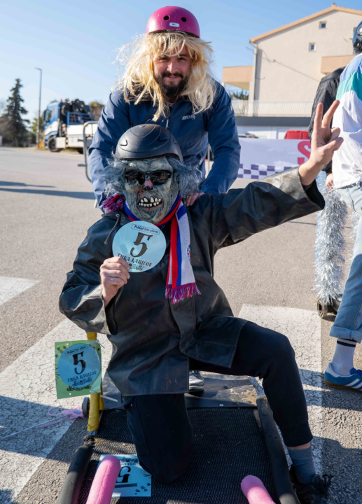 Vodička pokladna tradicija: 3 velika praščića pobjednici trke karića na balinjere