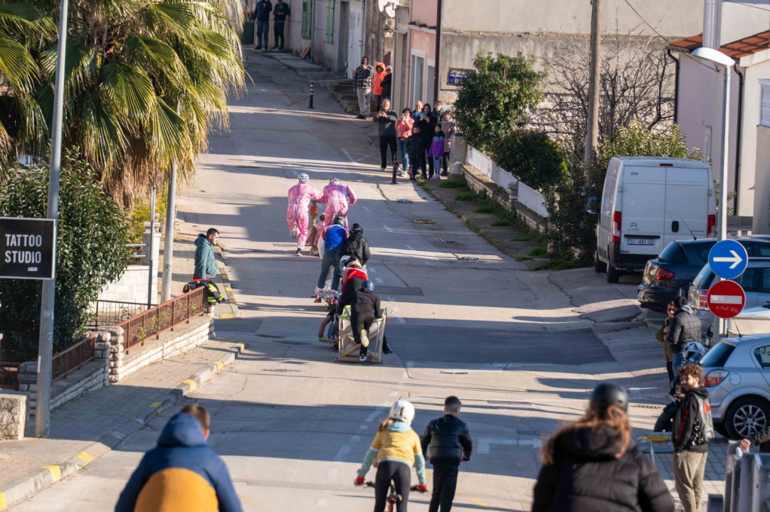 Vodička pokladna tradicija: 3 velika praščića pobjednici trke karića na balinjere