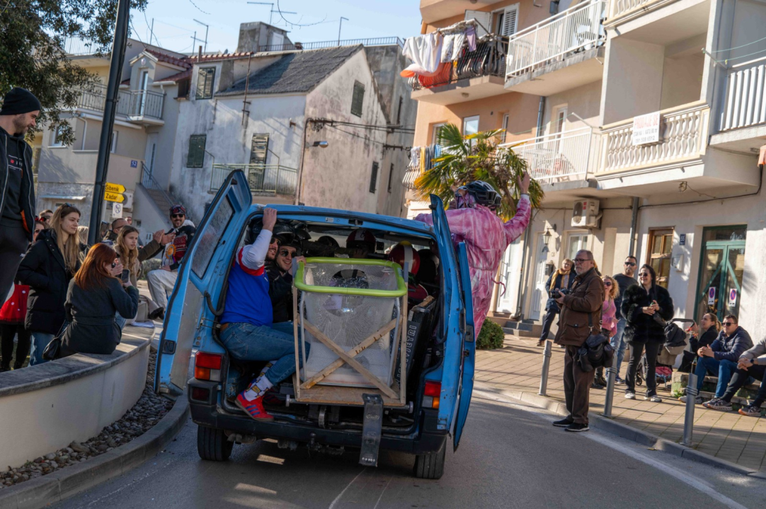 Vodička pokladna tradicija: 3 velika praščića pobjednici trke karića na balinjere