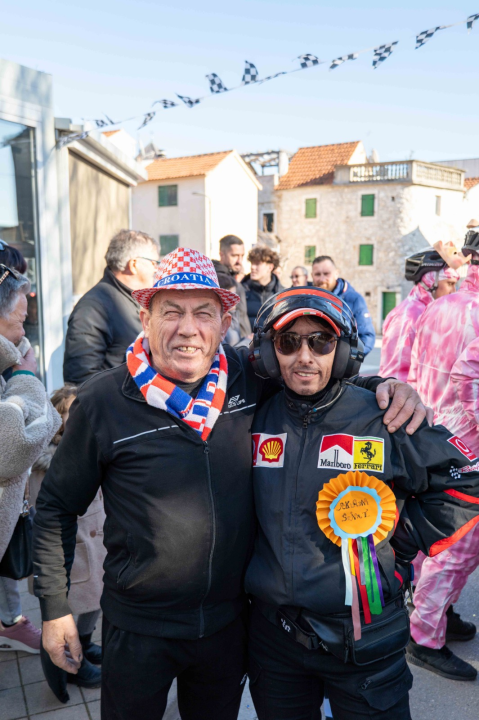 Vodička pokladna tradicija: 3 velika praščića pobjednici trke karića na balinjere