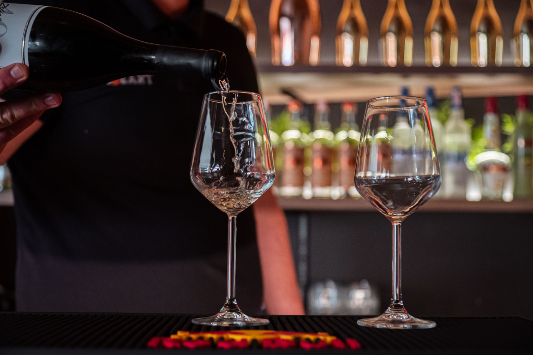 FOTO Mozart ovog mjeseca podiže ljestvicu zabave na novu razinu uz Nina Mrčelu, Sandija Cenova i Wine & Paint!