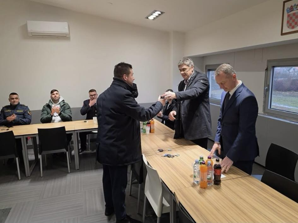 Općina Tisno jača protupožarnu zaštitu: DVD dobio novo vatrogasno vozilo