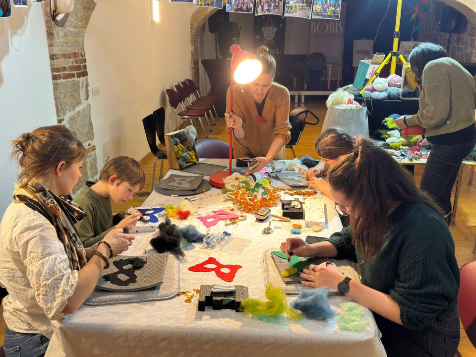 Radionica izrade maski filcanom vunom održana u Art Podrumu