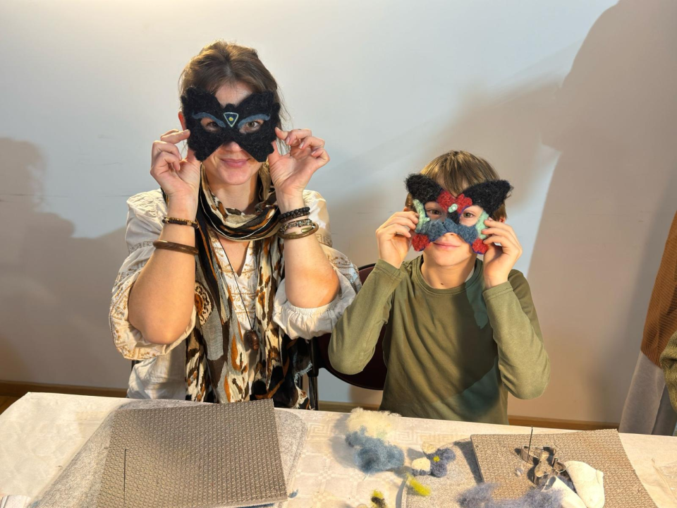 Radionica izrade maski filcanom vunom održana u Art Podrumu