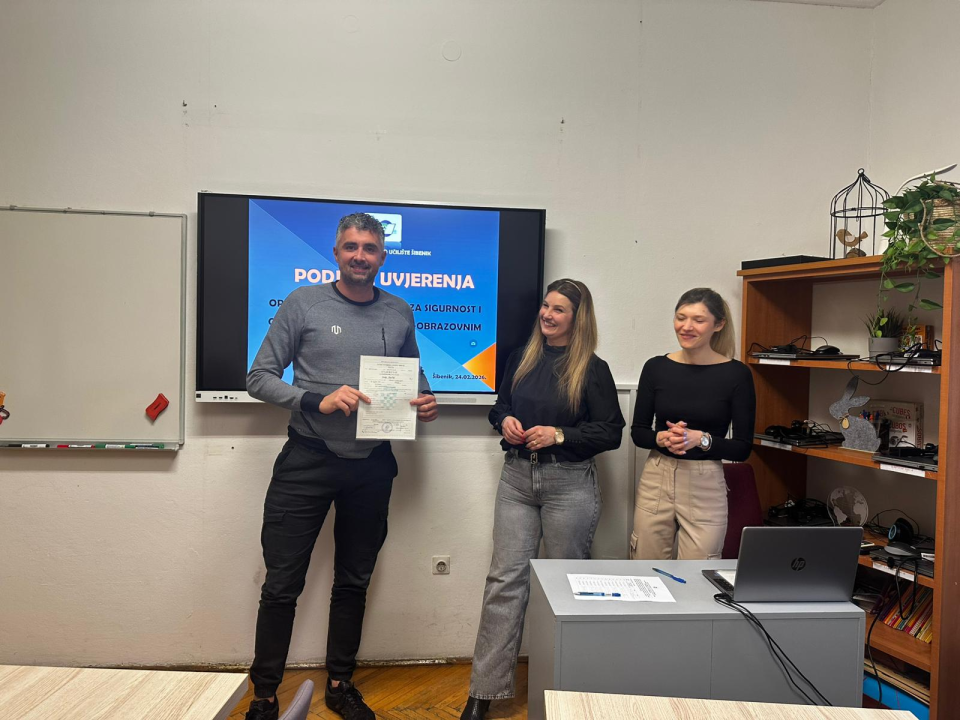 FOTO Ulaganje u znanje se isplati: Polaznici POU Šibenik uspješno završili programe i primili svoja uvjerenja