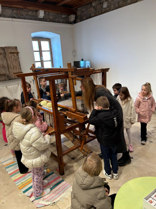 Šibenski mališani u Muzeju saznali kako su naši stari živjeli prije 100 godina