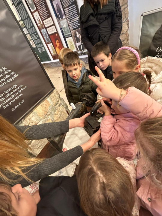 Šibenski mališani u Muzeju saznali kako su naši stari živjeli prije 100 godina