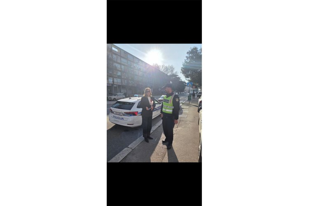FOTO Šibenski policajci dijelili ruže savjesnim vozačicama 
