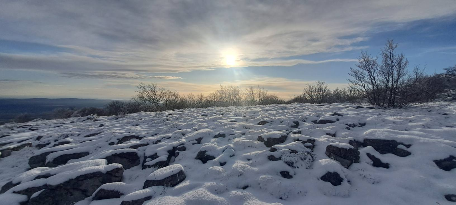 Za vikend se na Promina trailu trčalo u kratkim rukavima, a danas je prekrivena snijegom