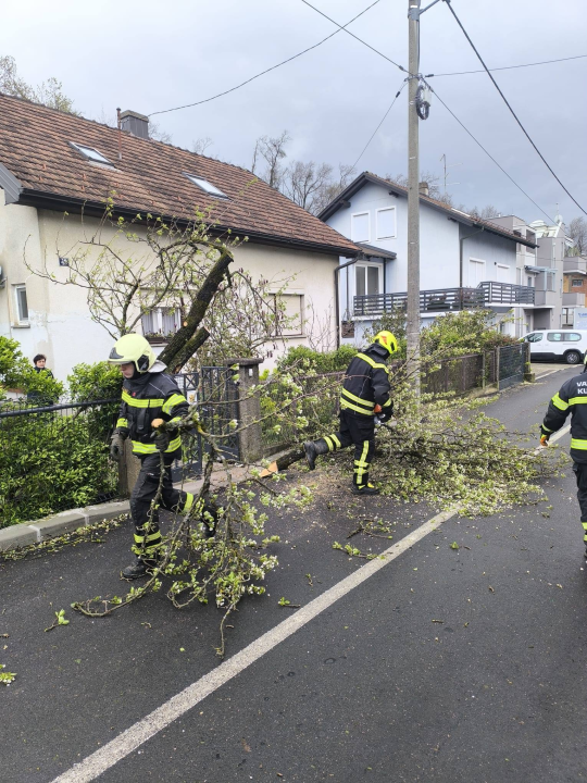 Oluja i snijeg digli sustav na noge: Preko 5 tisuća vatrogasaca spašavali i sanirali štete