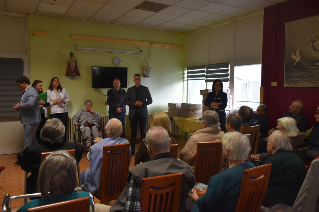 FOTO Župan Rakić posjetio korisnike Cvjetnog doma, podijelio im uskrsne pogače