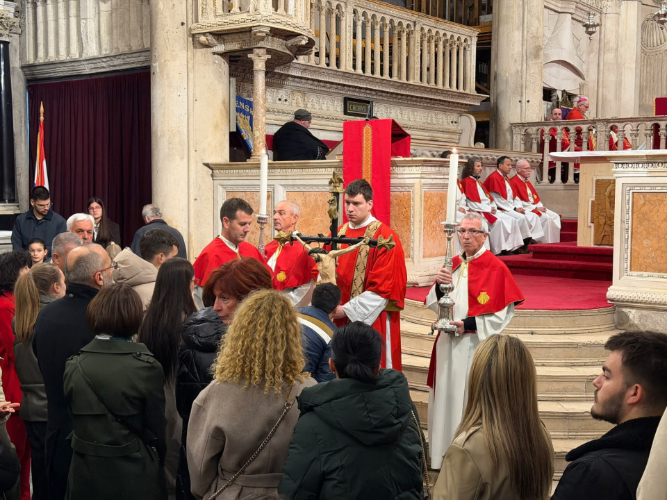 Veliki petak u katedrali sv. Jakova: 'Krist je dragovoljno ušao u smrt da bi čovjeku donio život'