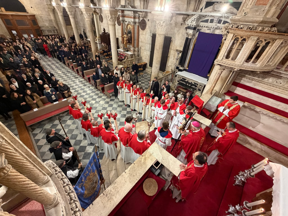 Veliki petak u katedrali sv. Jakova: 'Krist je dragovoljno ušao u smrt da bi čovjeku donio život'