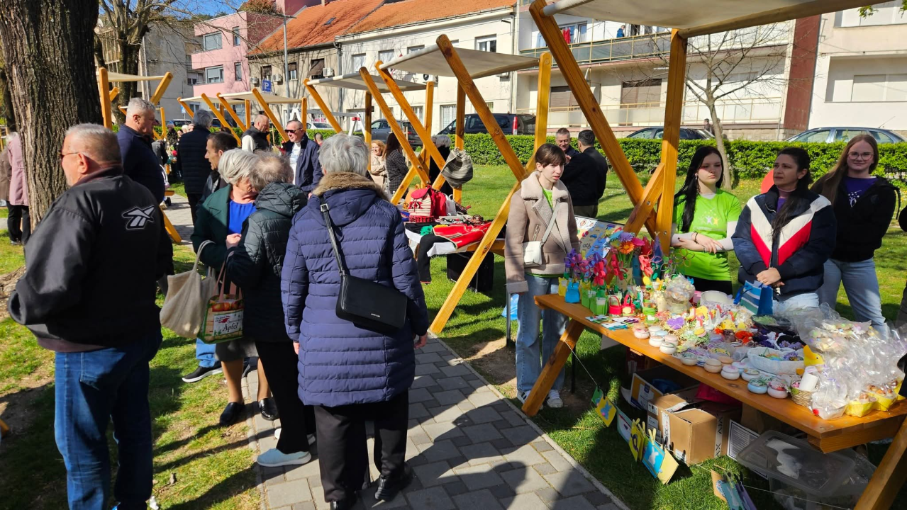 Od meda, pogača do dekoracija: Bogata ponuda na uskrsnom sajmu u Kninu
