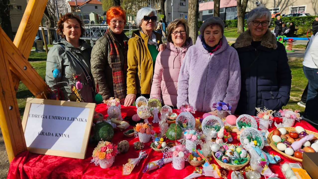 Od meda, pogača do dekoracija: Bogata ponuda na uskrsnom sajmu u Kninu