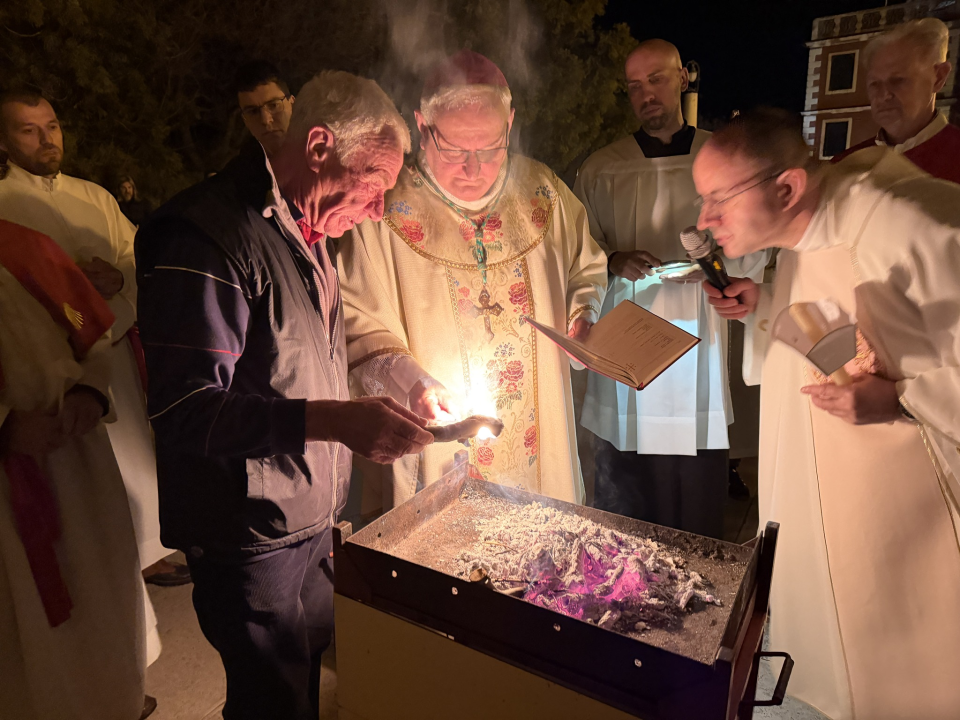 FOTO Vazmeno bdijenje u šibenskoj katedrali: Govoriti o Uskrsnuću znači tepati