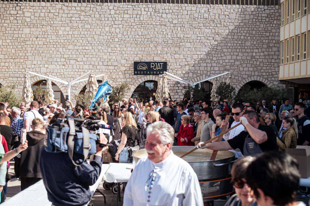 FOTO Obrtnici i ove godine pripremili uskrsni doručak u Šibeniku, glavna zvijezda bila je mega fritaja