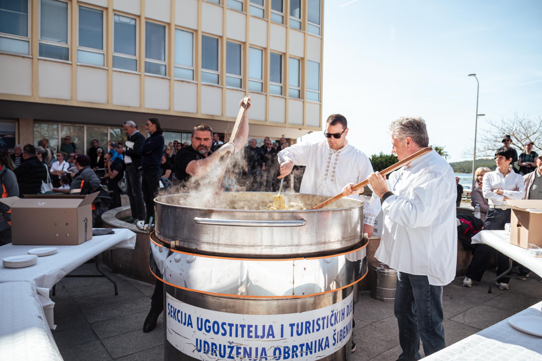FOTO Obrtnici i ove godine pripremili uskrsni doručak u Šibeniku, glavna zvijezda bila je mega fritaja