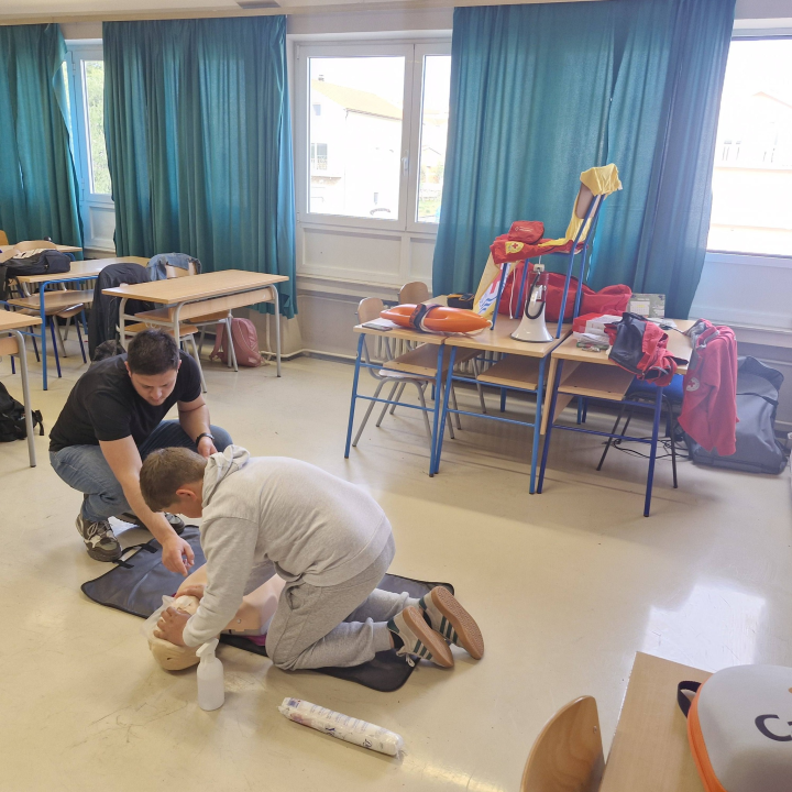 Sedmaši iz OŠ Vodice sudjelovali u edukaciji o postupcima prve pomoći