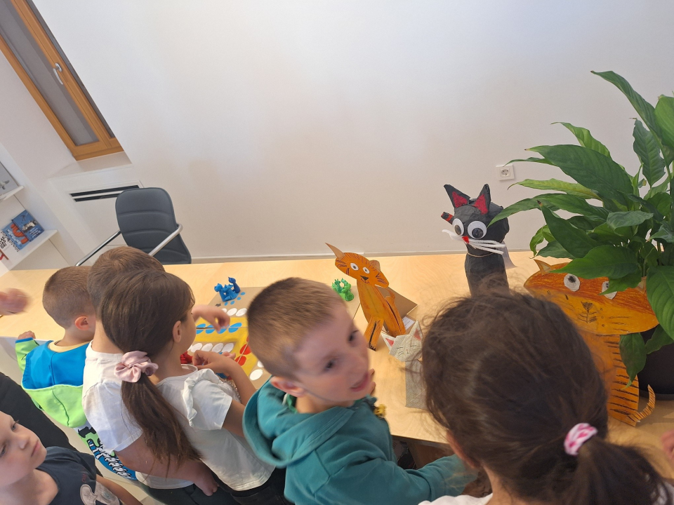 Izložba likovih i literarnih radova osnovnoškolaca 'Mačke' na Zlarinu