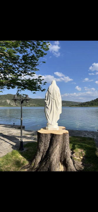 Stablo starog kestena na Visovcu uništilo jugo: Hodočasnici mu odlučili dati novu ulogu