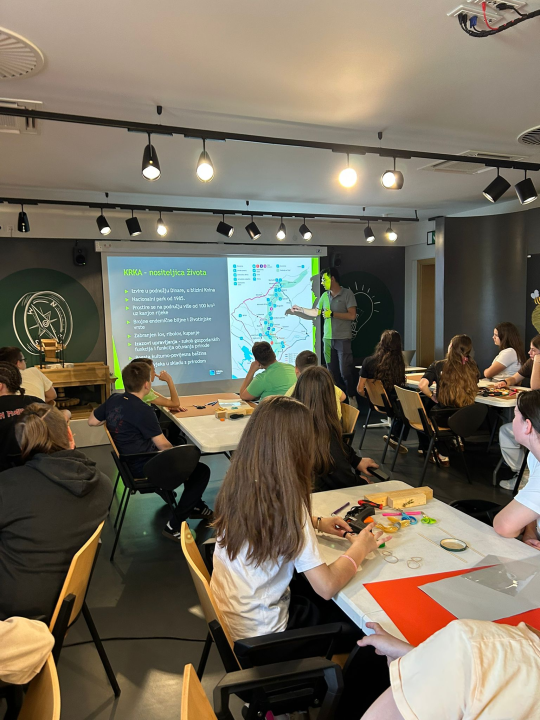 Školarci iz Oklaja istraživali kako nastaje električna energija na Krki