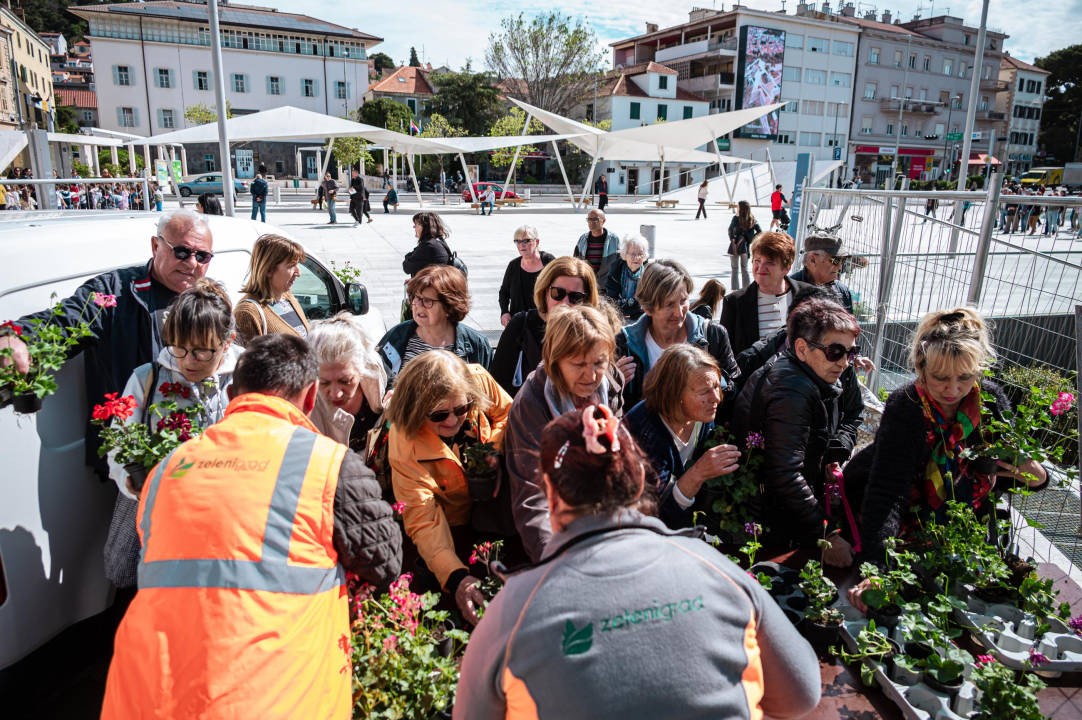 FOTO Građanima na Poljani podijeljeno 2000 sadnica cvijeća, predškolci uživali u edukativnim predstavama