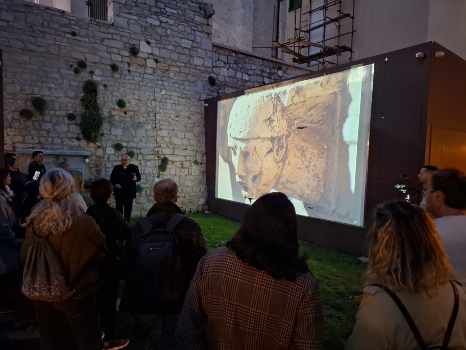 Kamen priča, a sinoć je 'progovorio' i kroz predavanje kustosa Jadrana Kale