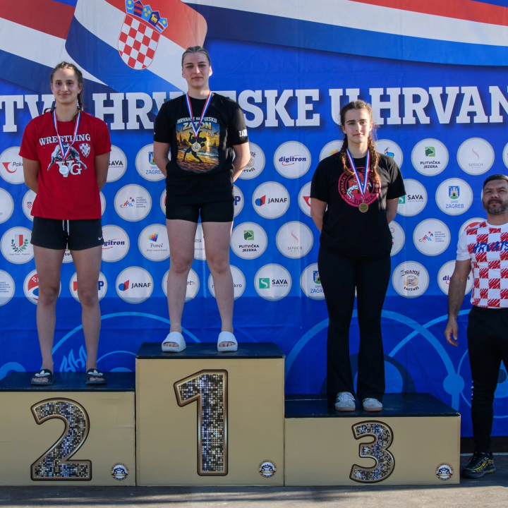 FOTO Hrvači Šibenika uspješni i na pijesku: Osmero s medaljom na Prvenstvu Hrvatske, Klarić seniorski prvak