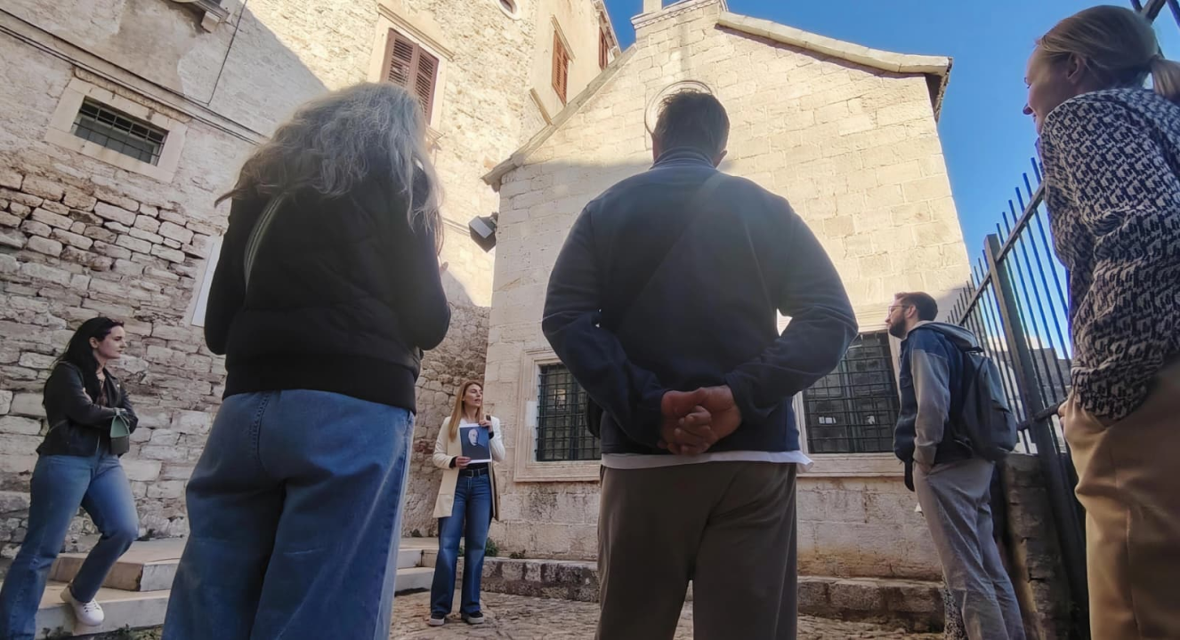Tematska tura ‘Korijeni Muzeja grada Šibenika’ oduševila sugrađane i znatiželjnike