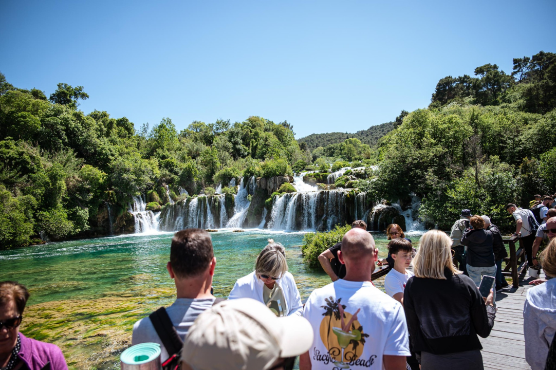 Podijeljeno 2000 porcija fažola i 1500 autohtonih i medonosnih sadnica u NP Krka