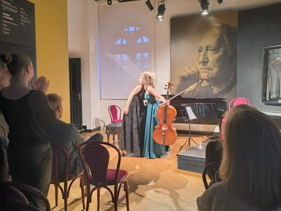 Učenica šibenske glazbene škole, violončelistica Antea, održala koncert u kazalištu