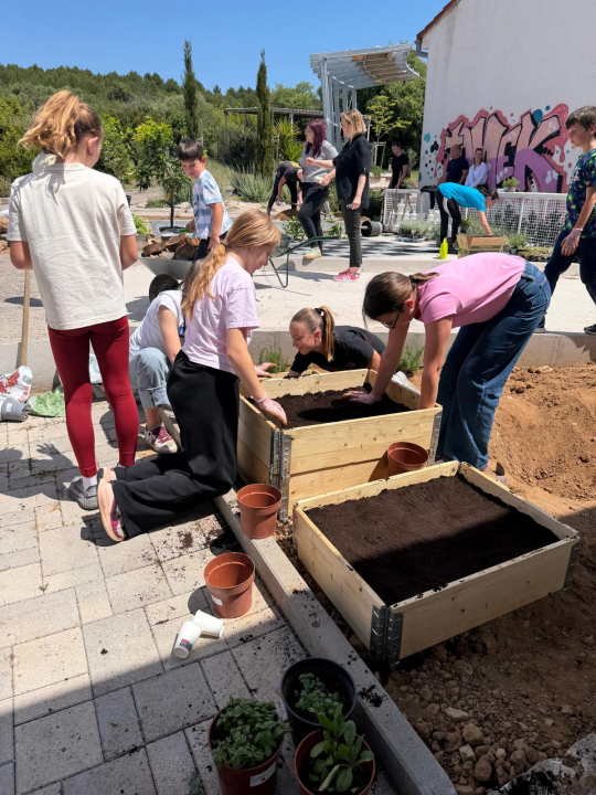 Kreiran školski ekovrt 'Zeleni kutak znanja' u Osnovnoj školi Vjekoslava Kaleba u Tisnom 