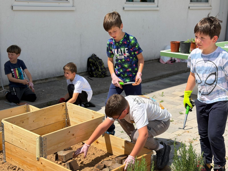 Kreiran školski ekovrt 'Zeleni kutak znanja' u Osnovnoj školi Vjekoslava Kaleba u Tisnom 
