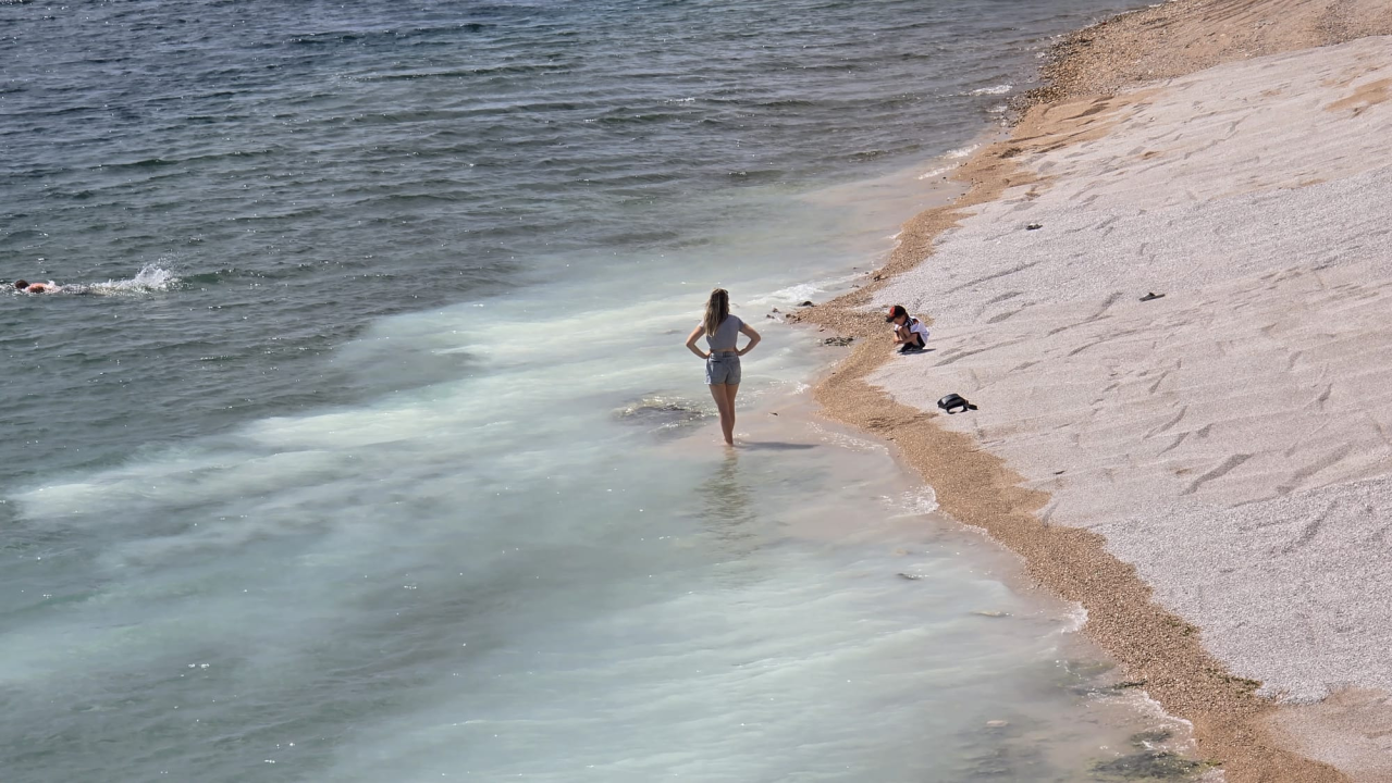 Bager uređuje Banj: More nakratko pobijelilo, ali kupače nije otjeralo s plaže