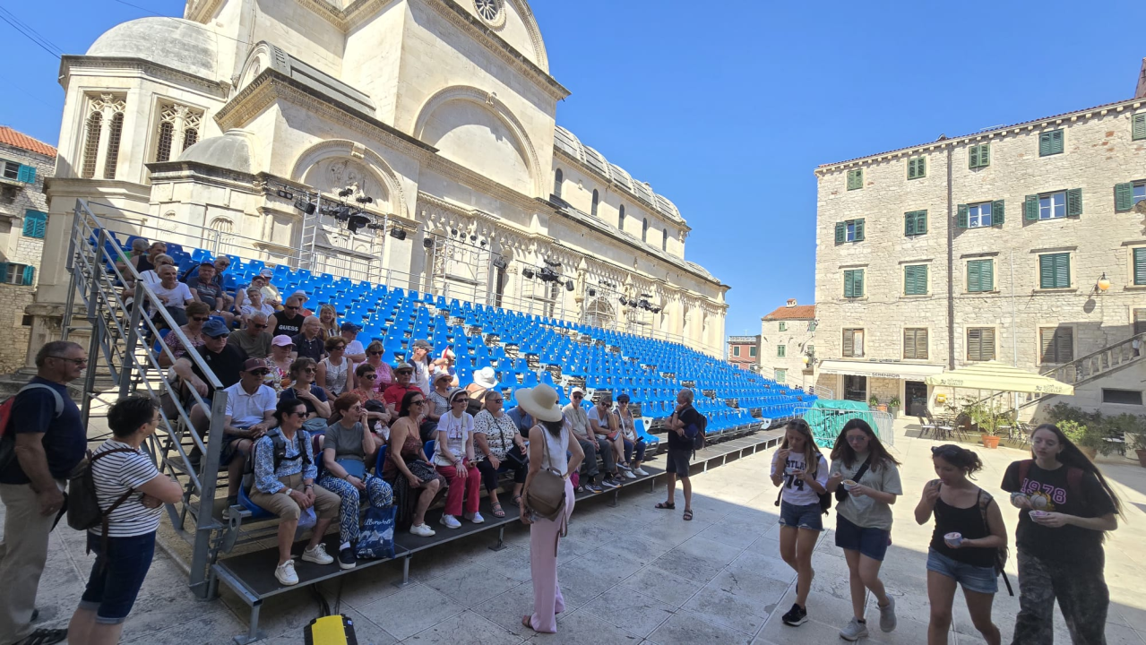 Festivalski duh stiže u Šibenik: Postavljene tribine ispred katedrale poslužile i za bijeg od vrućina