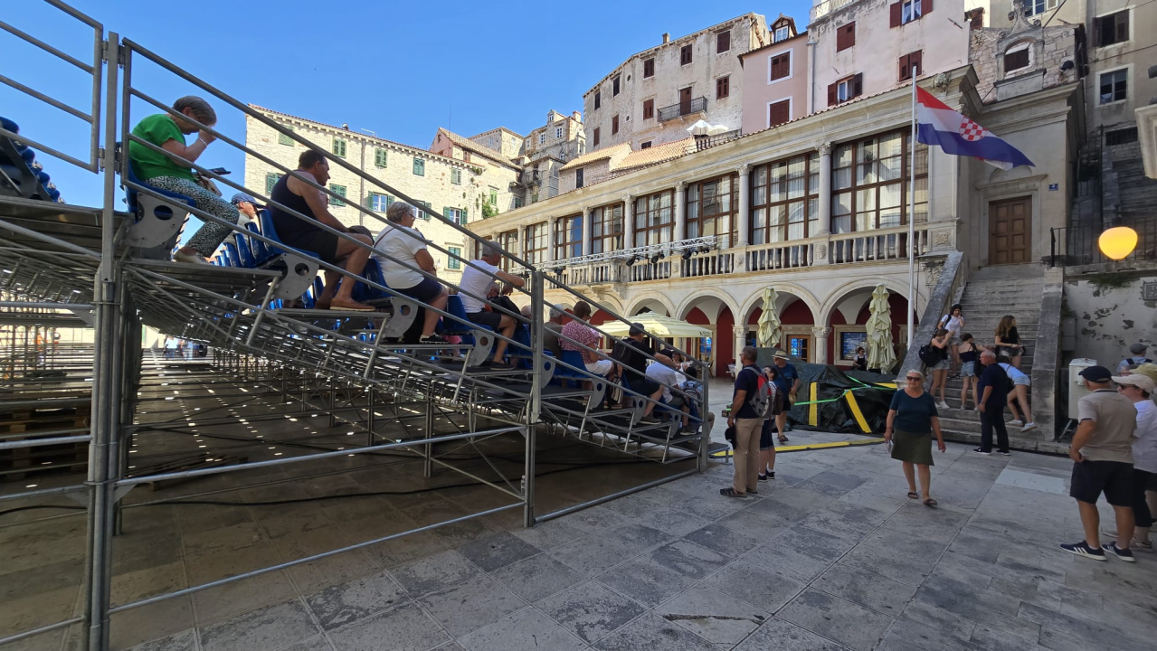 Festivalski duh stiže u Šibenik: Postavljene tribine ispred katedrale poslužile i za bijeg od vrućina