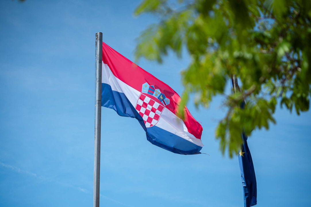 FOTO (Pre)malo hrvatskih trobojnica na šibenskim kućama i zgradama na Dan državnosti
