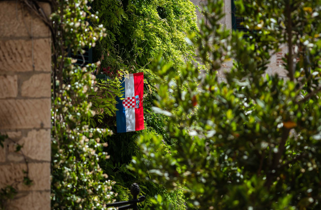 FOTO (Pre)malo hrvatskih trobojnica na šibenskim kućama i zgradama na Dan državnosti