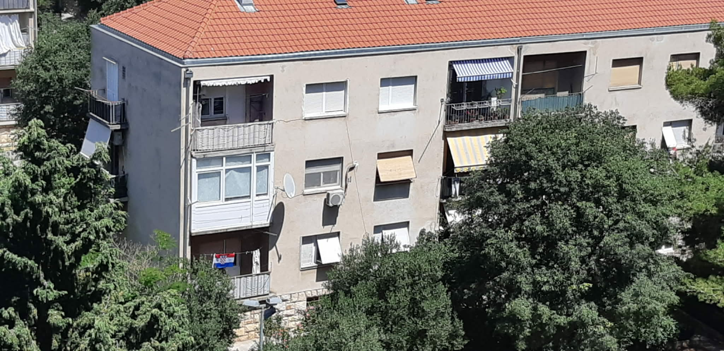 FOTO (Pre)malo hrvatskih trobojnica na šibenskim kućama i zgradama na Dan državnosti