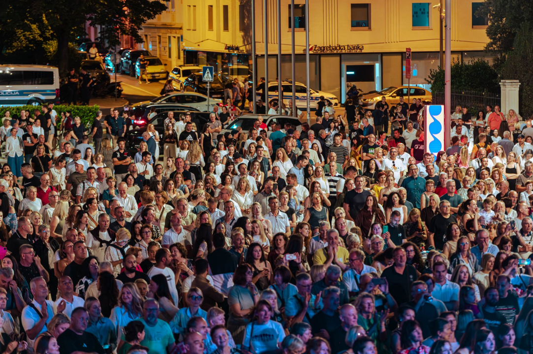 FOTO Klapa Intrade pjevala pred punom Poljanom na Dan državnosti