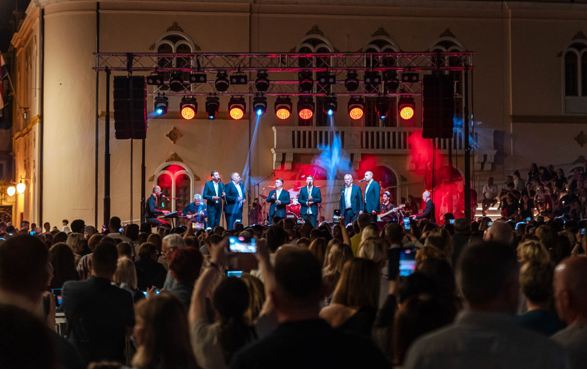 FOTO Klapa Intrade pjevala pred punom Poljanom na Dan državnosti